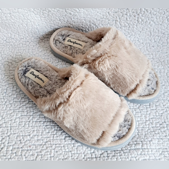 Women's Dearfoams Brown Fuzzy Slippers - Picture 1 of 8